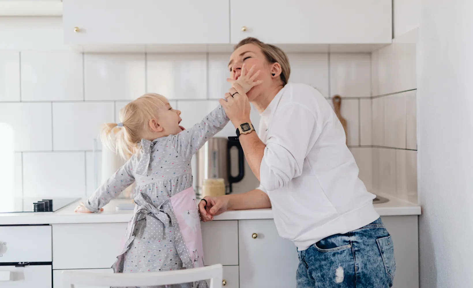 Mom shaming en 2026 : comment le reconnaître (même subtil) et s’en protéger en postpartum