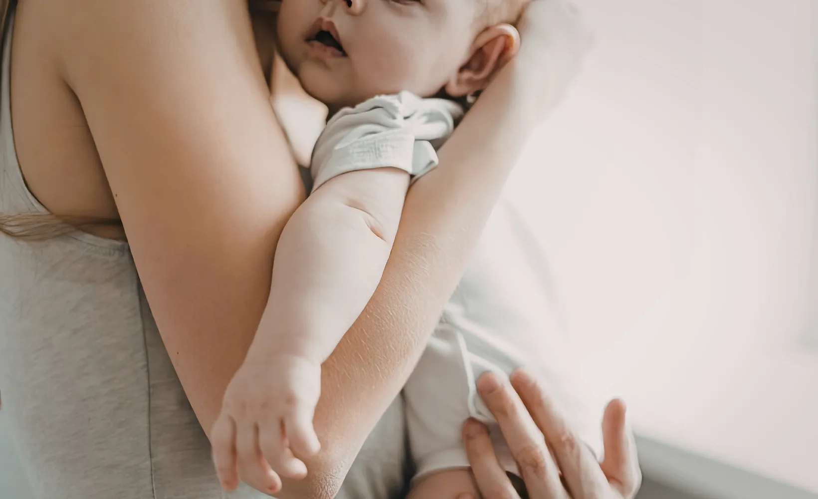 Les nuits difficiles avec bébé : c'est normal, et non, tu n'es pas en train de « mal faire »