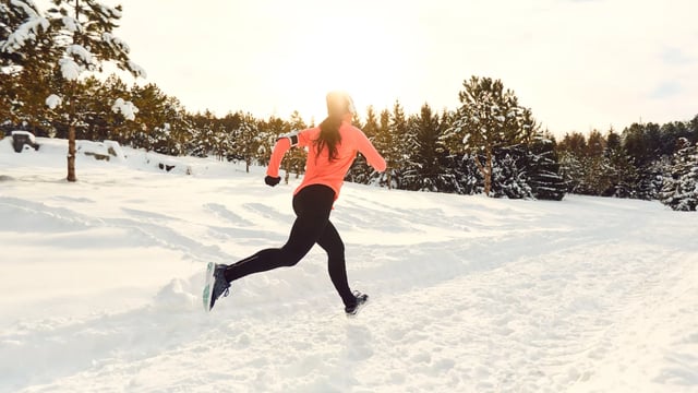 Courir quand il fait froid : le guide complet pour rester bien habillée, performante et motivée tout l’hiver