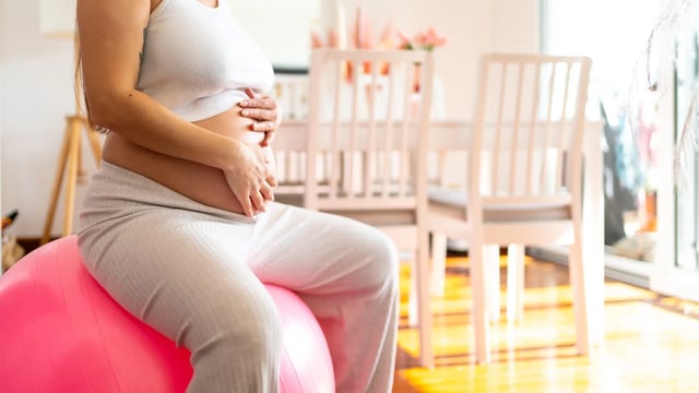 Comment choisir son ballon suisse pour l’entraînement et pourquoi il est utile pendant la grossesse et le post-partum?