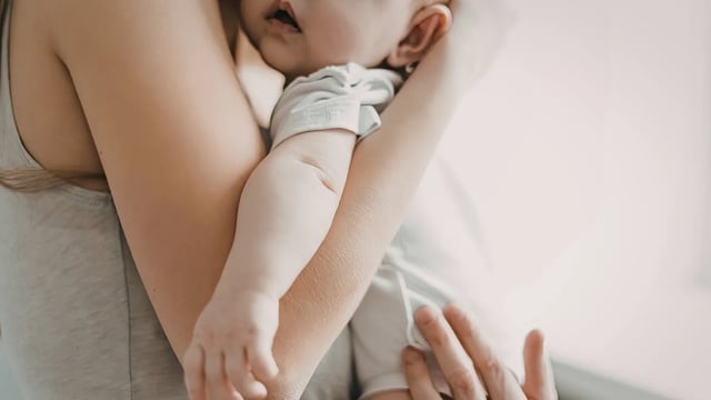 Les nuits difficiles avec bébé : c'est normal, et non, tu n'es pas en train de « mal faire »