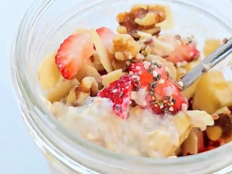 Gruau “Overnight” Protéiné aux Fraises et Bananes