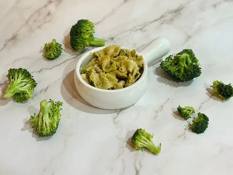 Macaroni sauce brocolis