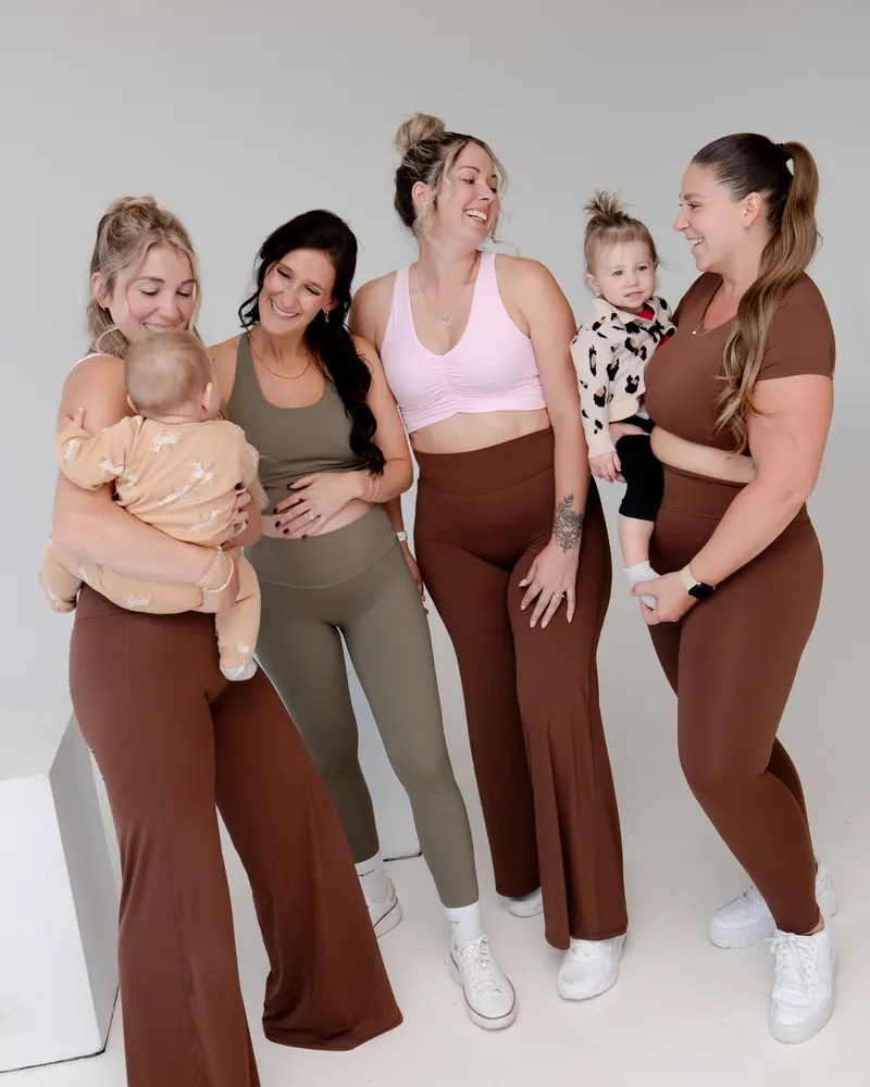 Des femmes de l'équipe Womency réunies, souriantes, en tenue d'entraînement